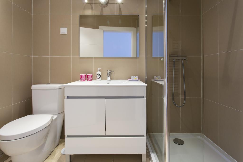 Joivy Joyful 2Br Apt With Terrace Nearby Sao Bento Palace Lisboa Værelse billede