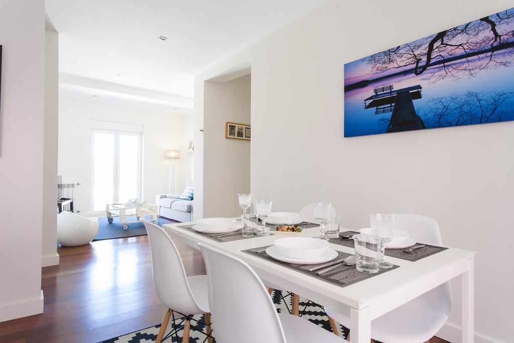 Joivy Joyful 2Br Apt With Terrace Nearby Sao Bento Palace Lisboa Værelse billede