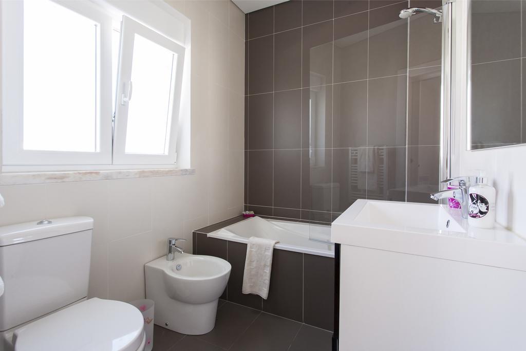 Joivy Joyful 2Br Apt With Terrace Nearby Sao Bento Palace Lisboa Værelse billede