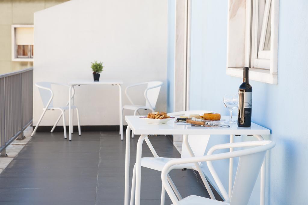 Joivy Joyful 2Br Apt With Terrace Nearby Sao Bento Palace Lisboa Værelse billede